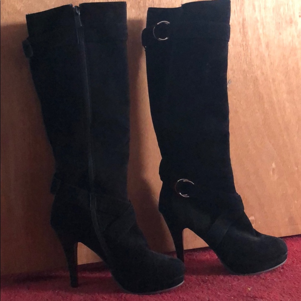 Knee rise stiletto (high heel) boots.